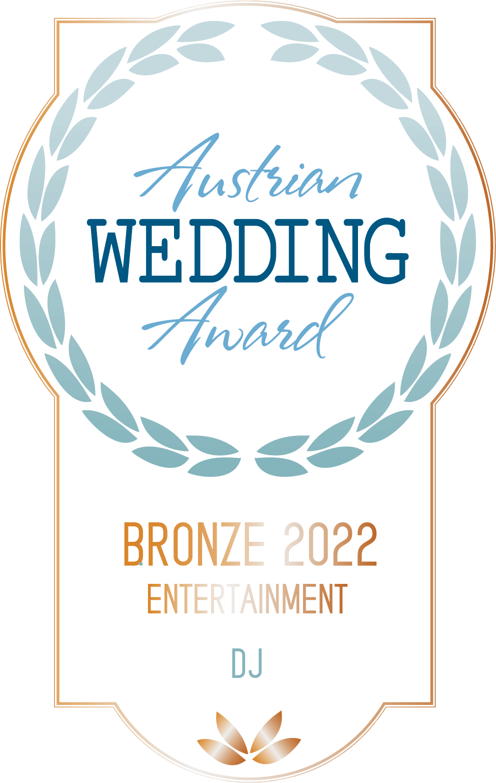 Austrian Wedding Award 2022 – Bronze in Entertainment für DJ“ wird in stilisiertem Text innerhalb eines dekorativen Emblems mit einer Lorbeerkranzumrandung und einem goldenen Blumendesign am unteren Rand angezeigt.