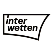 Schwarzes Umrisslogo mit dem Wort „Interwetten“ in Kleinbuchstaben in einer schrägen rechteckigen Form mit einer gebogenen oberen rechten Kante.