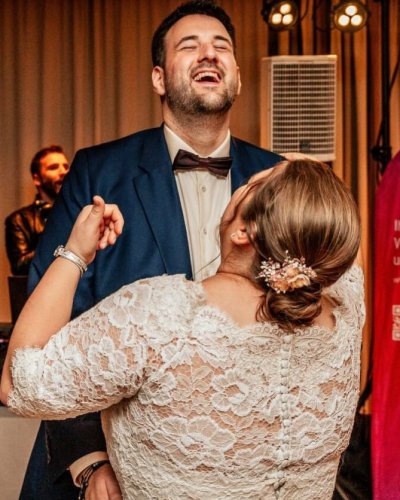 Hochzeits DJ Niederösterreich sorgt für ausgelassene Stimmung. Brautpaar tanzt auf der Hochzeit.